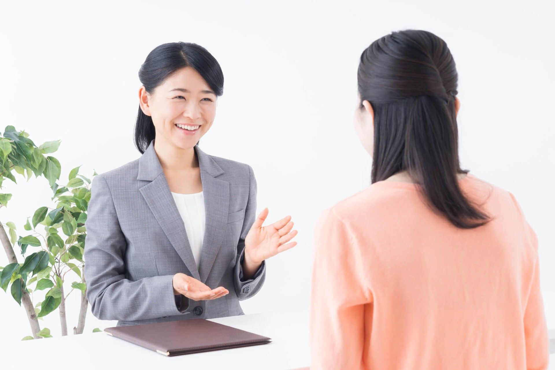 悩みの相談をする女性とカウンセラー_R